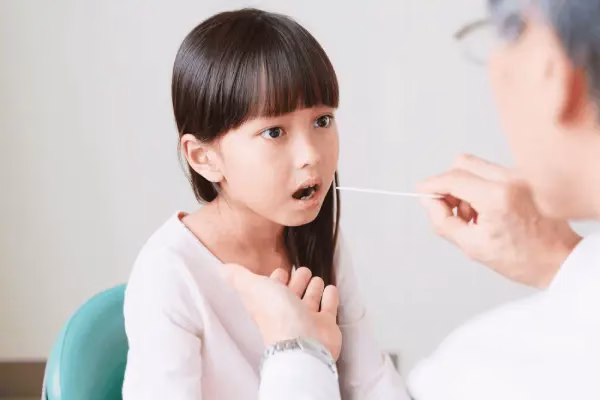 孩子正在使用雾化器进行呼吸治疗