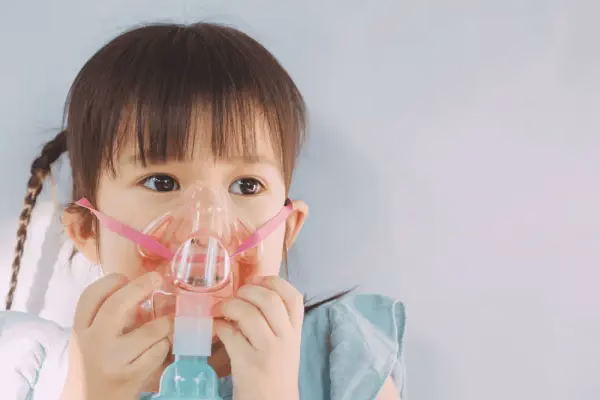 儿科医生检查孩子的喉咙